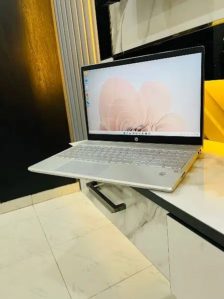 Dell Core i7 10 th Gen 10/10 Excellent condition ( hp apple i5 i3 )