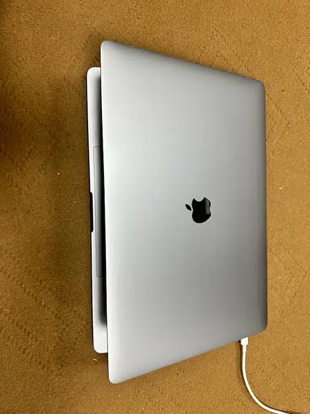 MACBOOK PRO 2019 A1990 (15-inch,2019) 2.6 CORE i7 16 GB 512 GB 4GB