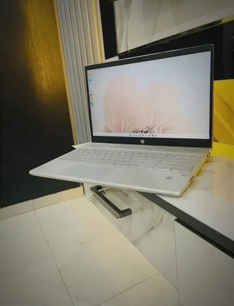 laptops Core i7 10 Gen 32GB RAM 2000-GB HDD _( hp apple i5 i3 dell )