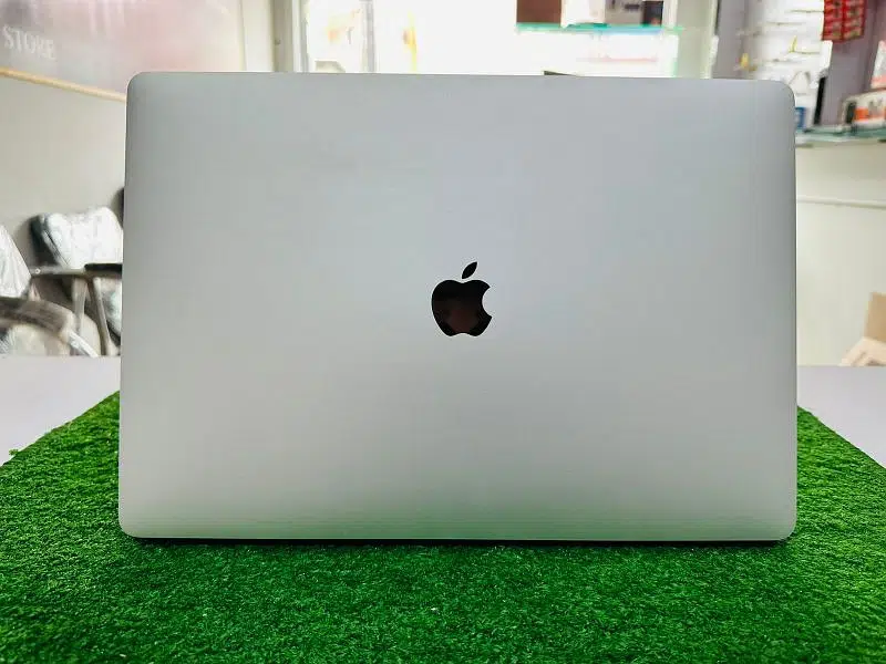 MacBook pro Core i7 2017 model For Sale