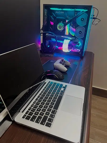 MacBook PRO 13” 2015 with box and orignal charger.