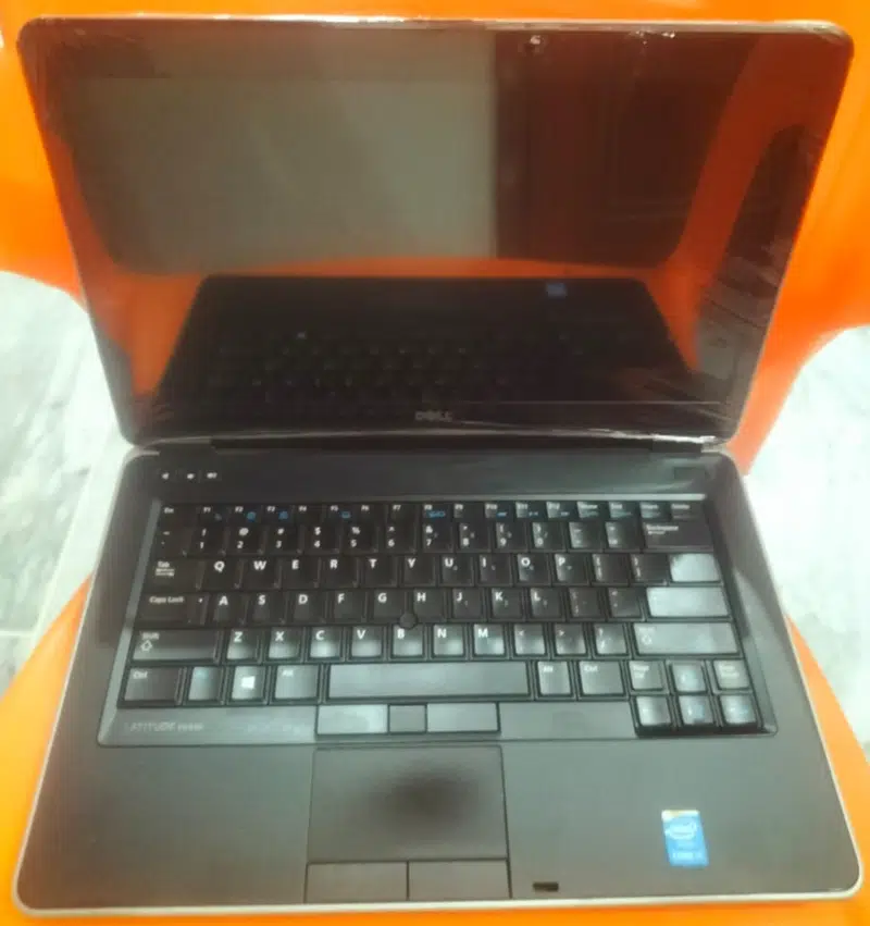 DELL LATITUDE E6440 CORE i7 GEN. 4th 8GB DDR3 RAM 256GB SSD 2GB CARD
