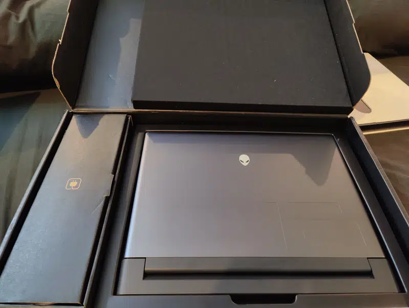 Dell Alienware m16 i7 13700HX 16GB RTX 4070 Laptop 16GB/1TB