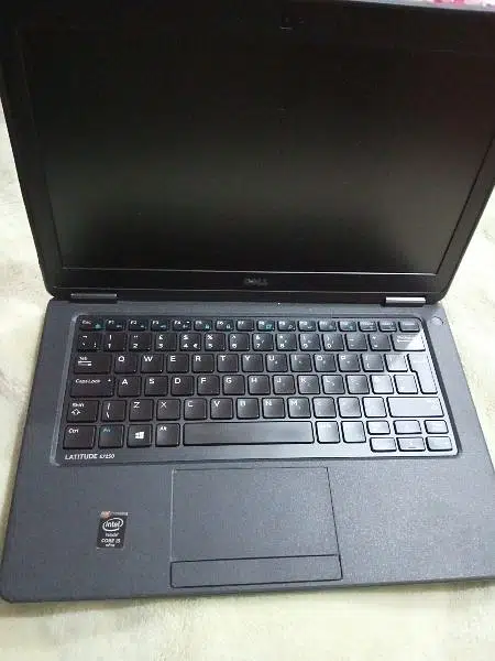Dell e7250 i5 5th generation 8gb ram 256gb SSD