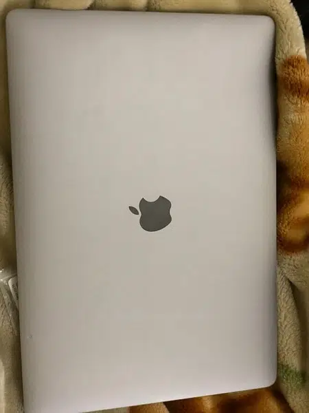 Macbook pro 2018 late 15 inch Core i9 1tb 32gb