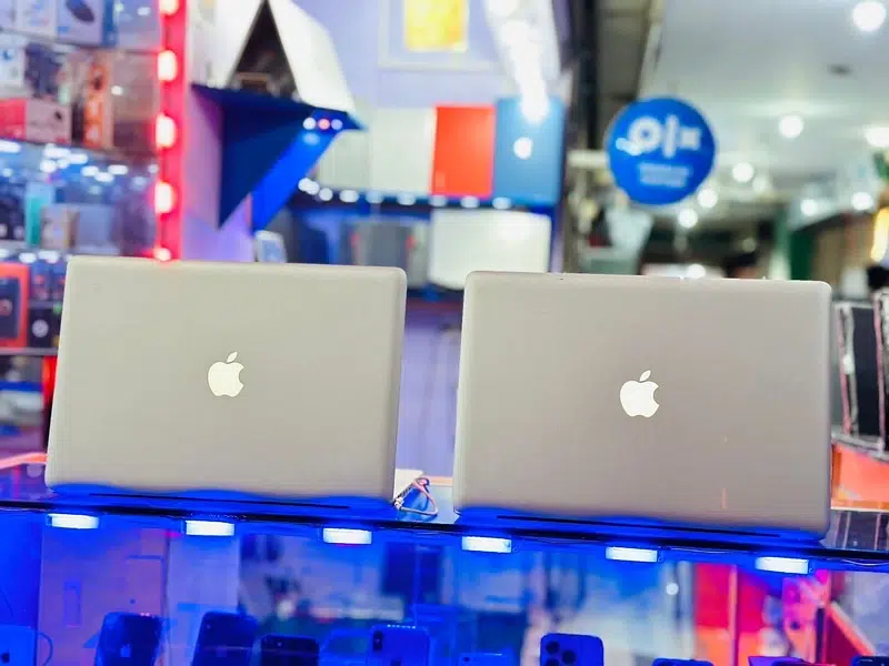 Macbook Pro Core I7 4GB 500GB FLASH 15 Inches With 2GB Graphics