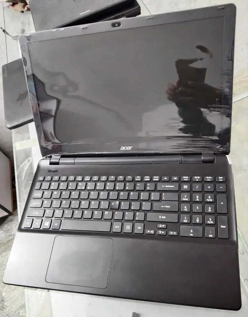 ACER ASPIRE E5-571P CORE i5 GEN. 4th 4GB DDR3 RAM 256GB SSD NUMERICPAD