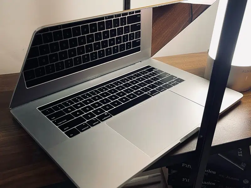 Macbook Pro 2018 15 inch read ad