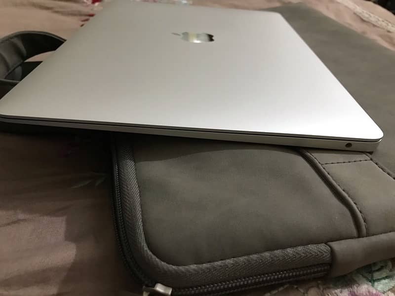 MacBook Air Dual Core intel / 8GB/ 2133MHz / intel UHD 617/1536MB