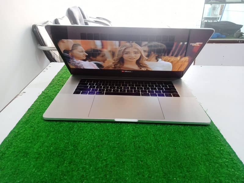 Apple ,Macbook PRO tuch bar tuch id  Core i7