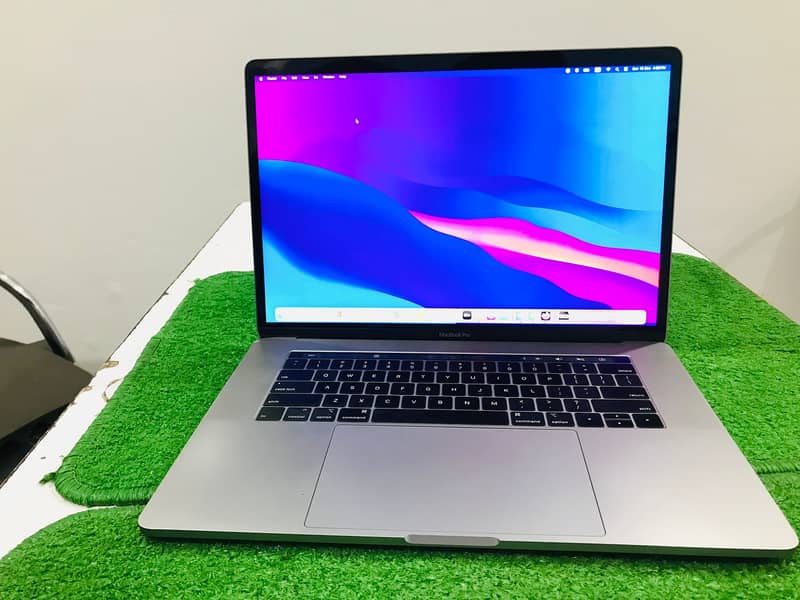 Apple MacBook Pro 15'' Display Ci7 2018 Model 4Gb Grafic Card