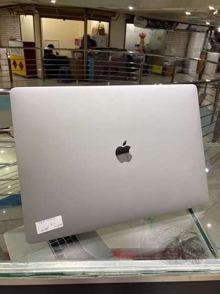 MacBook Pro 2018 i7 16 512