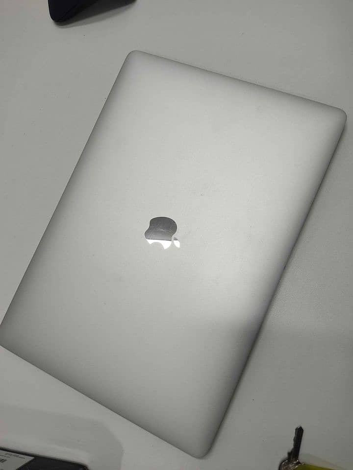 MacBook Pro 2017 15inch corei7 1gb 256gb Storage