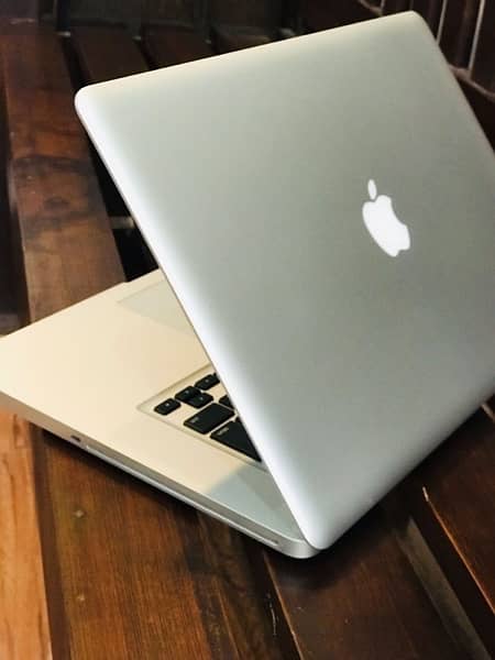 Apple MACBOOK pro (Core i7)