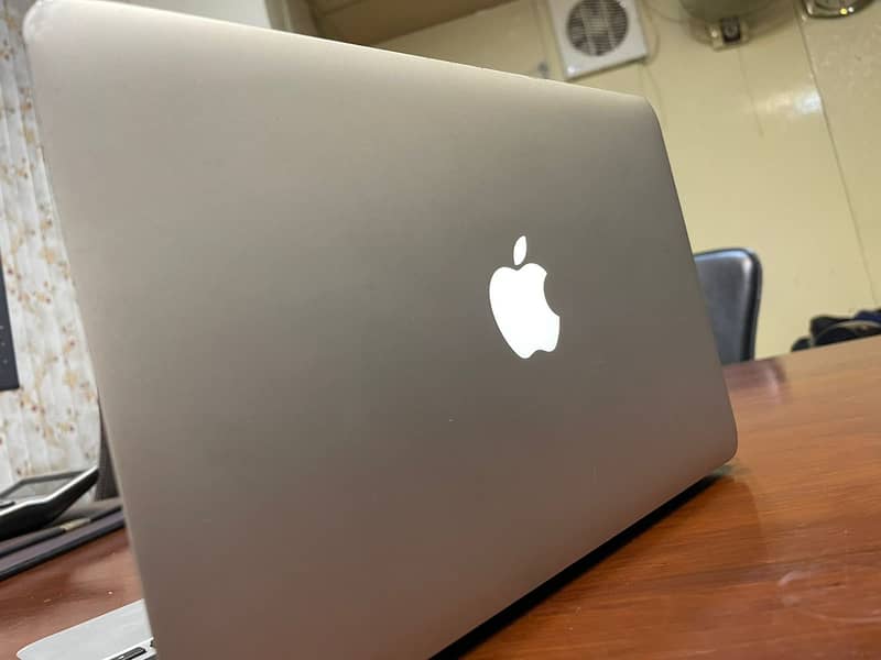 Apple MacBook - i5 (0322-6682445)