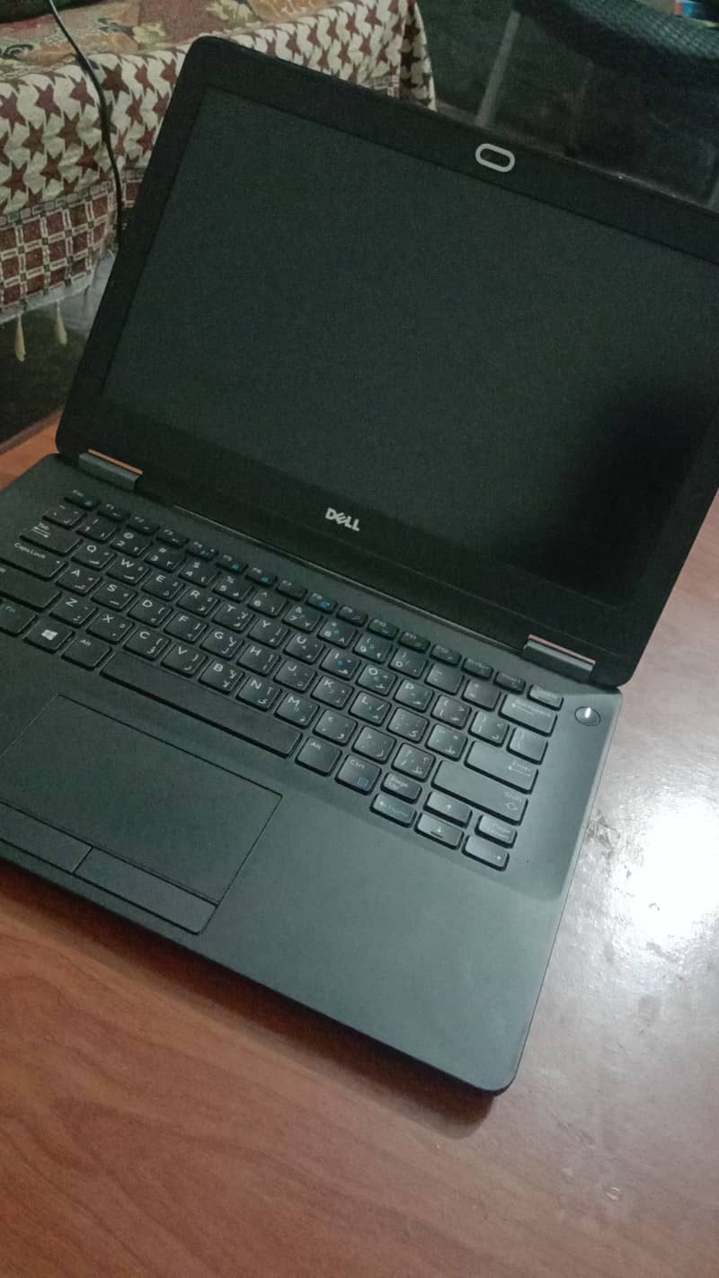 Dell latitude E7270 8 /256 ssd core i5 6 generation with charger