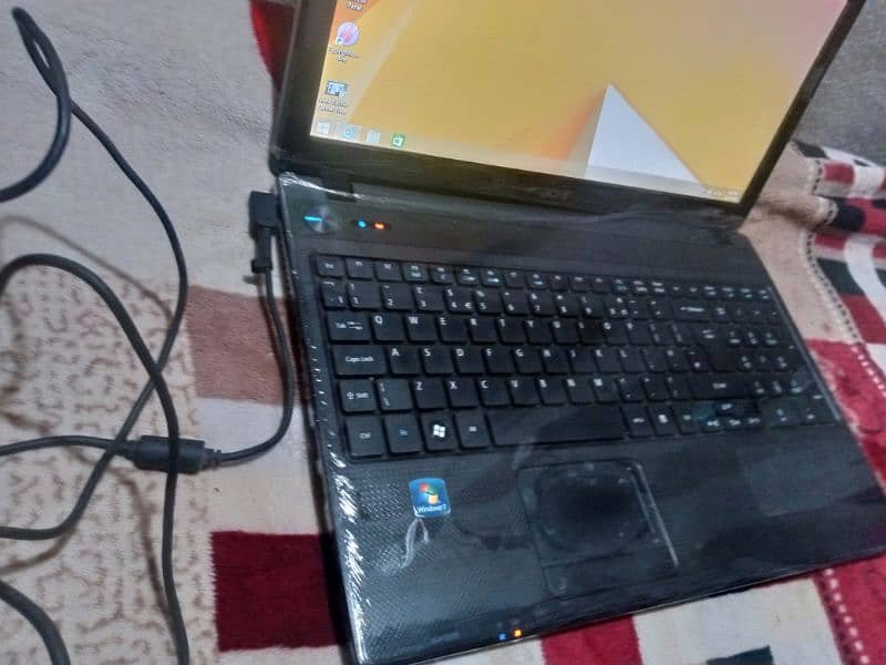 Acer laptop 4/320