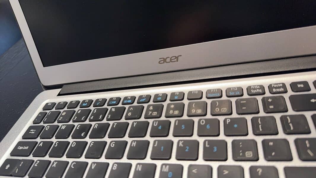 Slim Ultrabook Acer Swift Core i3 8th gen 4gb ram 128gb ssd FHD 1080p