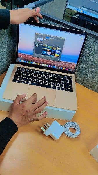 MacBook Air 2019, with box ,8 GB/128 GB