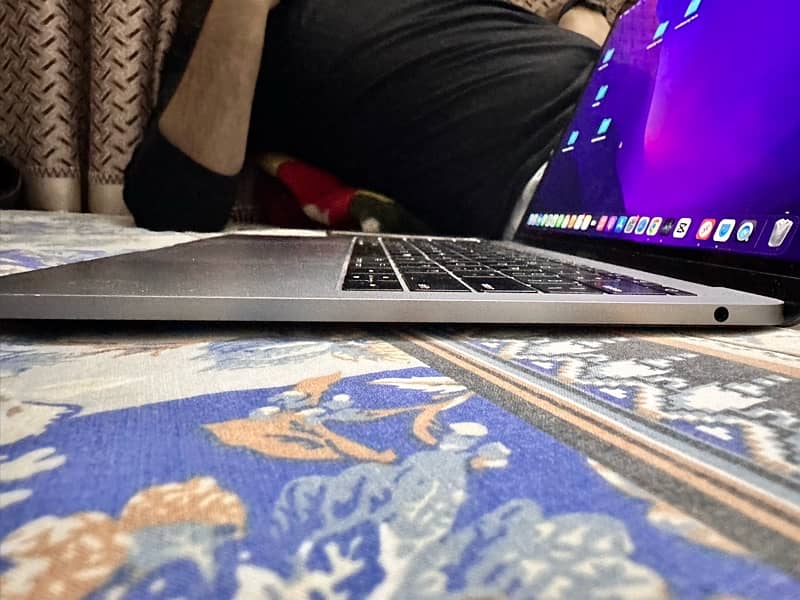 MacBook Pro (13-inch, 2018, Two Thunderbolt 3 ports)