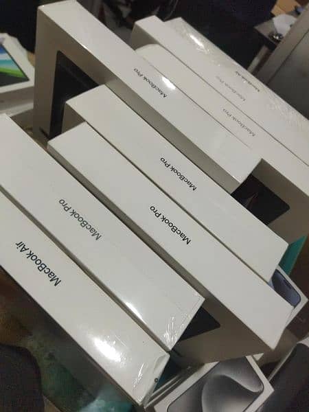 Apple MacBook Air M2 15inch 8C CPU 10C GPU  16GB RAM 256SSD SSD