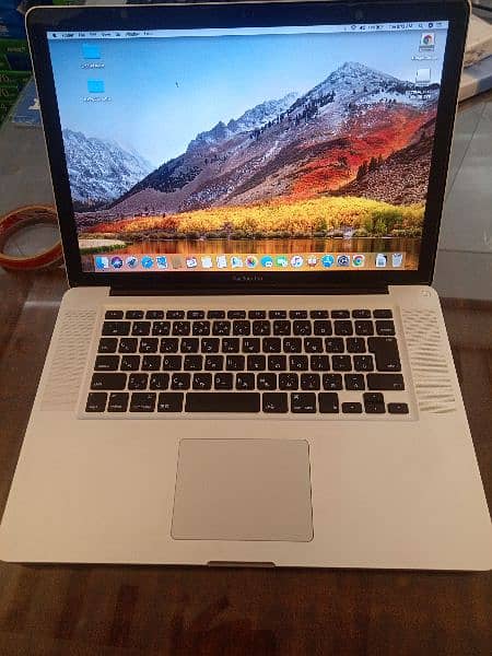 Apple Laptop core i7, 8 GB, 512 SSD.