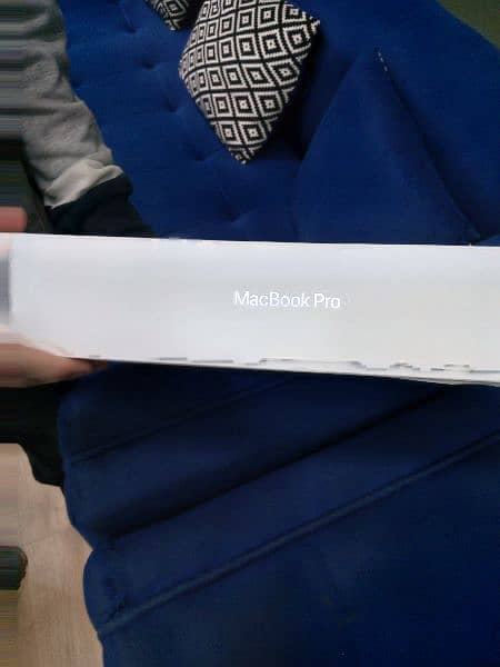 apple MacBook pro M1,16 inches,512 SSD,16gb, in very good condition