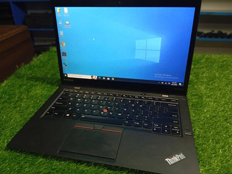 Lenovo X1 Carbon i5 5th generation.