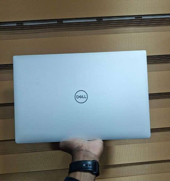 Dell Xps 7590(Touch screen): Core i7 9th Gen : 16/512 : 4GB Nvidia Gtx