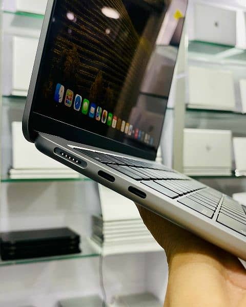 MacBook Air M2 8GB RAM 256 SSD c-type charger