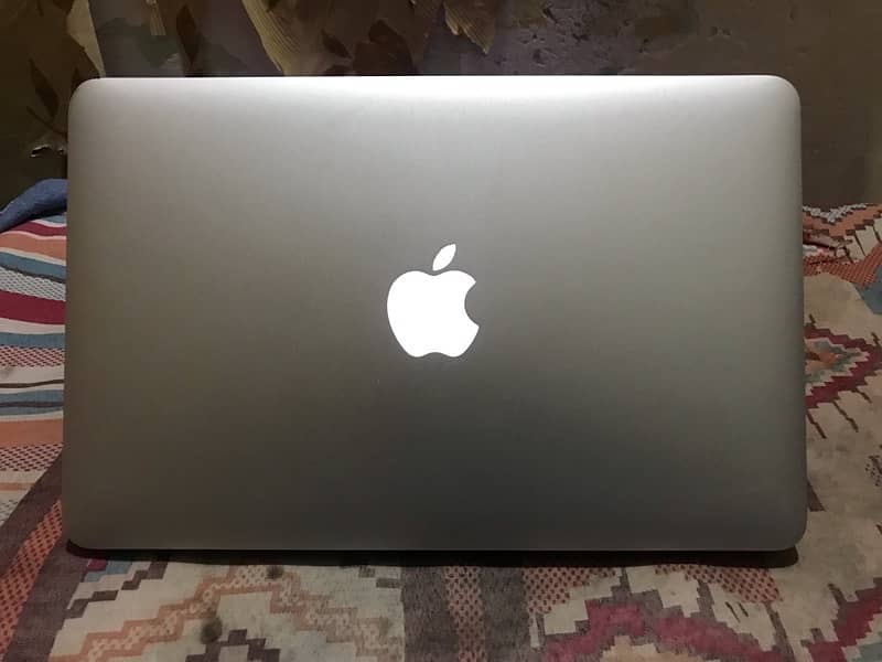 Apple MacBook Air 2015 ( 11 inch Display )