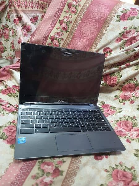 Acer c740 Slimmest 5th gen 4gb/ 128gb ssd Intel celeron