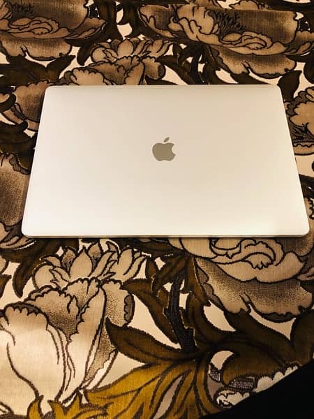 Macbook Pro 2017 i7 4GB Graphic Card 15inches display