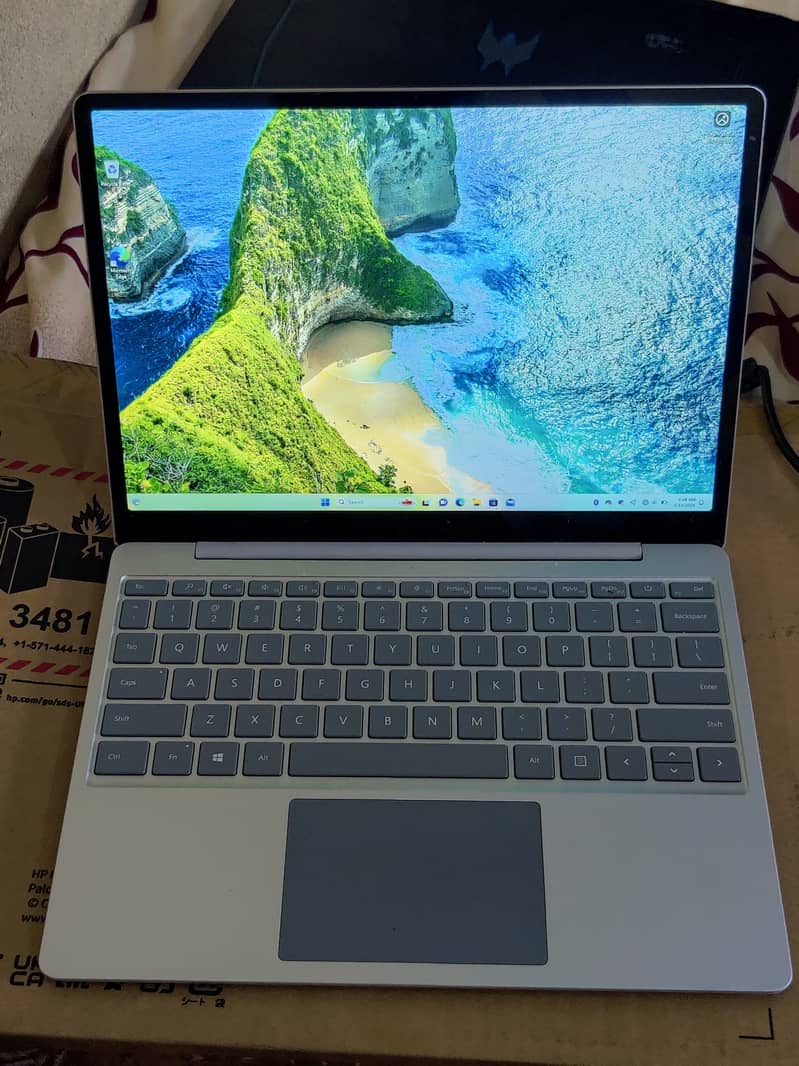 Intel Core i5 10th GENERATION Microsoft Surface 256gb SSD Crack in LED