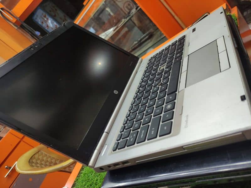 Hp 8460p core i5 2nd gen 4gb ram 180gb SSD dvd 14 inch screen.