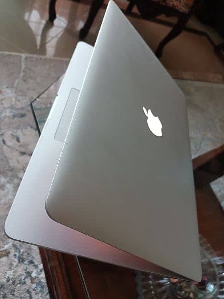 Apple Macbook pro in 10/10 condition