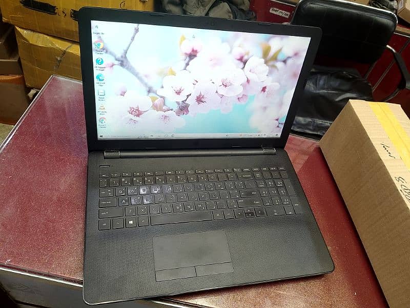 HP 15 BS core i5 7th gen 4Gb/128ssd/750HDD 2gb graphics card 10/10
