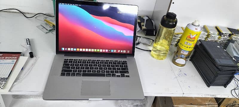 MacBook pro ratina display corei7 16gb 512ssd