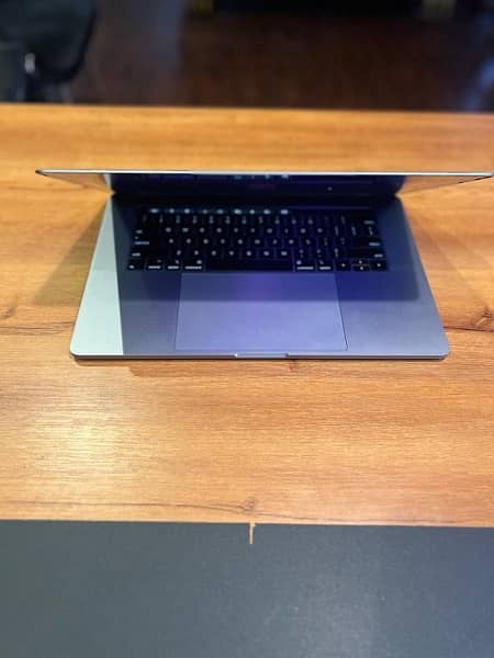 MacBook Pro (2018) Touch Bar like new