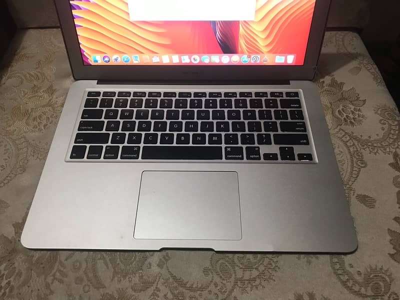 Apple MacBook Air 2015 ( 13 inch display )