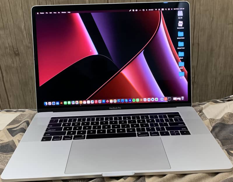 Apple Macbook pro 15 inch 2017