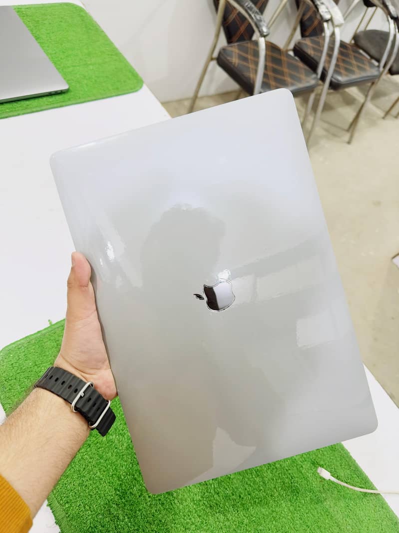 Apple Macbook 2018 Core i7  32/512