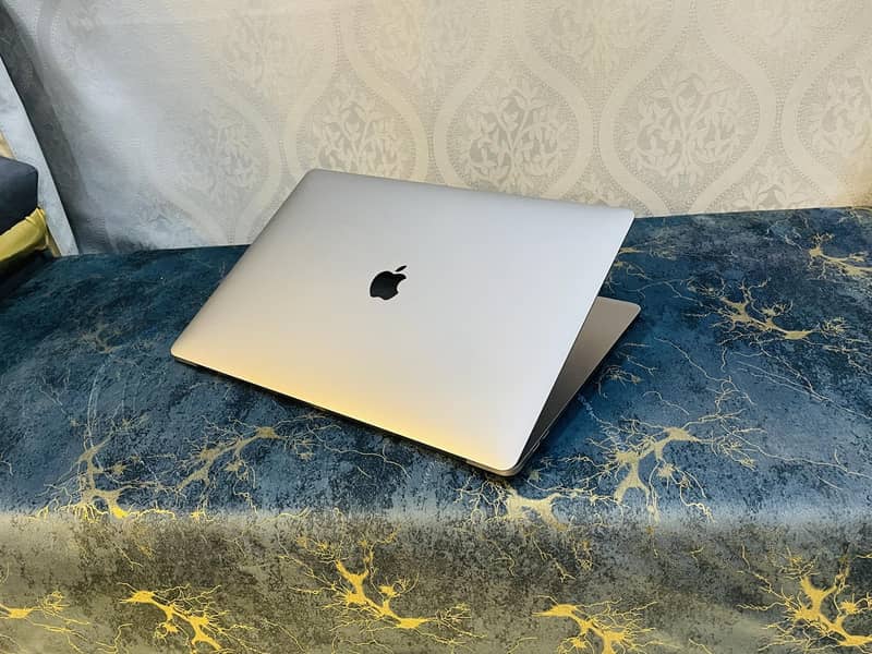 MacBook Pro i7 2O18 Model Best Condition Haxa Cores 15.4 Inchs LED//