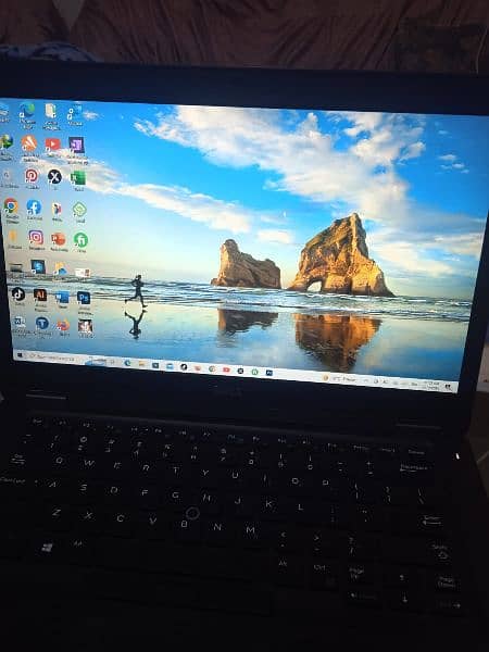 DELL Laptop 8 256gb ssd