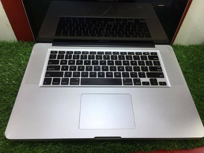 MacBook Pro 2015 i7 10/10 condition 100% imported piece