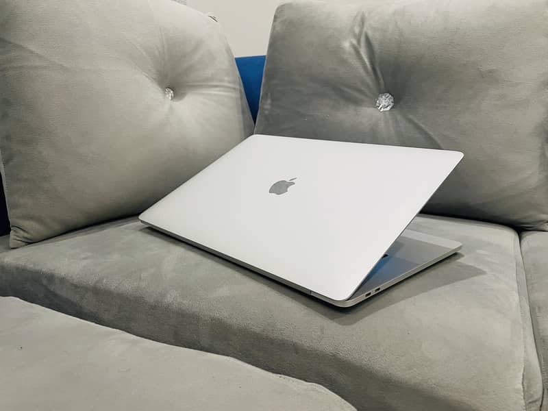 Macbook Pro Touch Bar 2017 16GB Ram 512GB SSD 4GB Radeon 15.4 Display