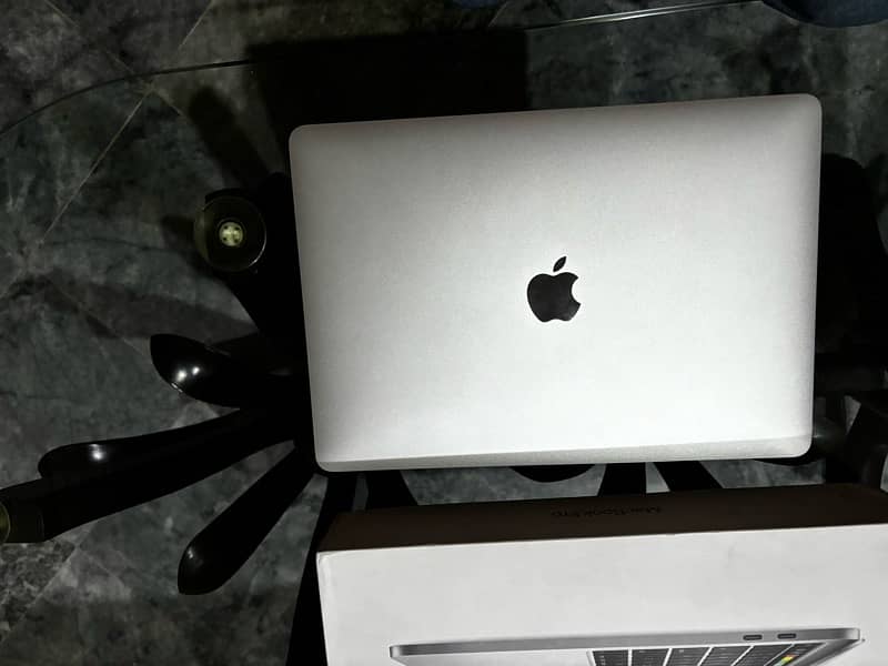 MacBook Pro 2020, 13inches 8/256 Tuchbar