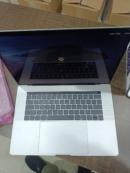 MACBOOK PRO LATE 2017 CTO 15 INCH TOUCHBAR I7 Q-C 2.8 16GB RAM 512GB