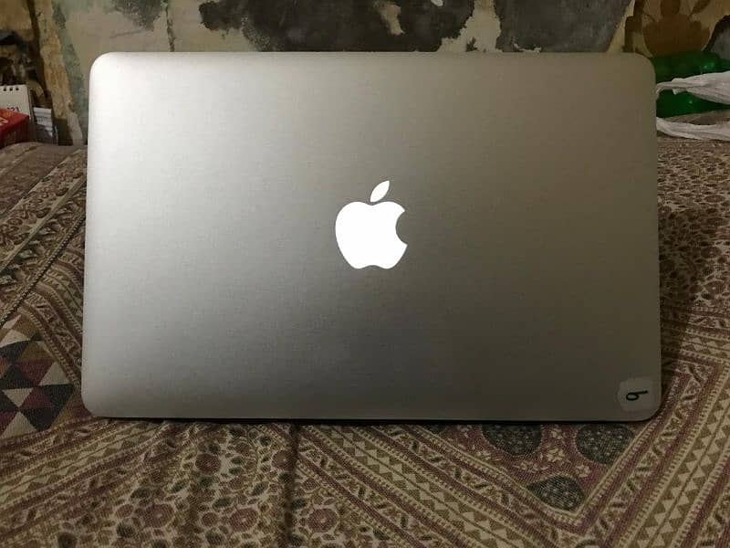 Apple Mackbook Air 2015 11 inch 8/128ssd core i5 condition10/10