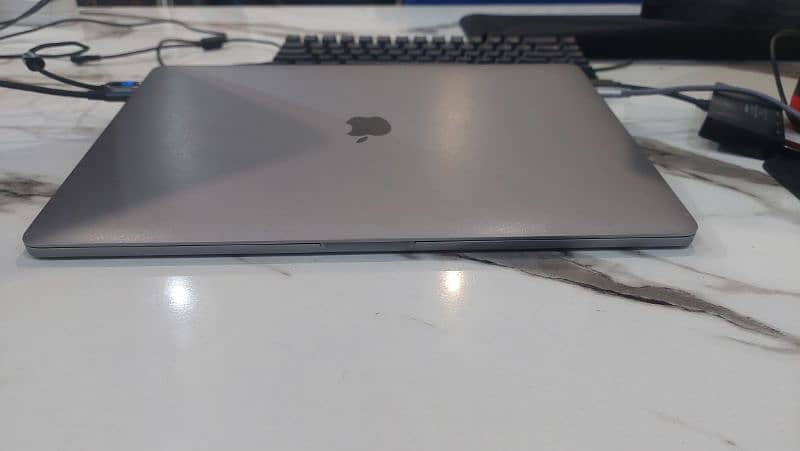 MacBook pro 2018 i7 with touch bar touch id